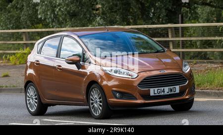 Milton Keynes, Regno Unito - 24 giugno 2023. Auto FORD FIESTA del 2014 che viaggia su una strada di campagna inglese Foto Stock