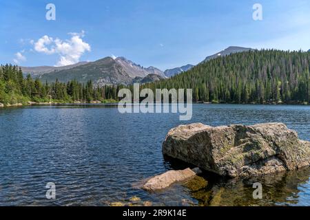 Bear Lake - Una vista panoramica del Bear Lake in una luminosa giornata estiva. Rocky Mountain National Park, Colorado, Stati Uniti. Foto Stock