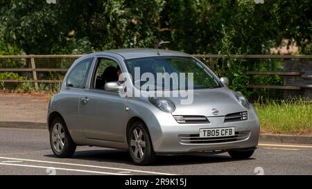 Milton Keynes, Regno Unito - 23 giugno 2023: 2005 auto NISSAN MICRA argento che viaggia su una strada inglese Foto Stock