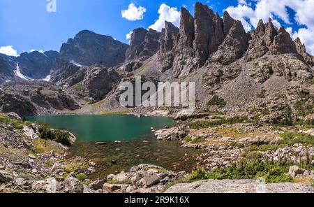 Sky Pond - Panoramica del limpido e colorato Sky Pond, circondato da aspre cime - Taylor Peak, Taylor Glacier e Sharkstooth, RMNP, CO. Foto Stock