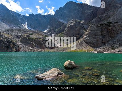 Sky Pond - Una vista ravvicinata di un colorato lago alpino - Sky Pond alla base di Taylor Peak e Taylor Glacier in una soleggiata giornata estiva. RMNP, CO, USA. Foto Stock