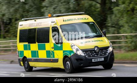Milton Keynes, Regno Unito - 24 giugno 2023. 2016 RENAULT MASTER Ambulance che viaggia su una strada di campagna inglese Foto Stock