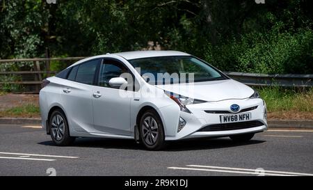 Milton Keynes, Regno Unito - 23 giugno 2023: 2018 auto elettrica ibrida TOYOTA PRIUS bianca che viaggia su una strada inglese Foto Stock