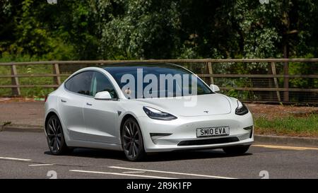 Milton Keynes, Regno Unito - 23 giugno 2023: Auto elettrica TESLA MODEL 3 PERFORMANCE AWD bianca 2020 che viaggia su una strada inglese Foto Stock