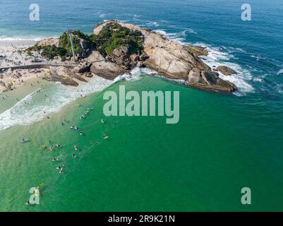 Vista aerea della spiaggia di Diabo e della spiaggia di Ipanema, Pedra do Arpoador. Persone che prendono il sole e giocano sulla spiaggia, sport di mare. Rio de Janeiro. Brasile Foto Stock