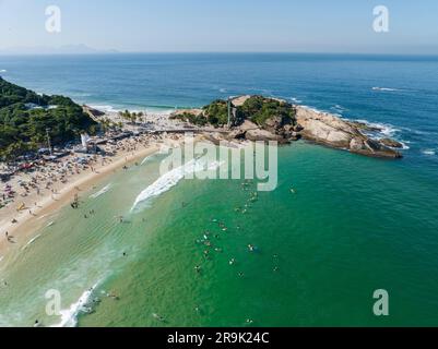 Vista aerea della spiaggia di Diabo e della spiaggia di Ipanema, Pedra do Arpoador. Persone che prendono il sole e giocano sulla spiaggia, sport di mare. Rio de Janeiro. Brasile Foto Stock