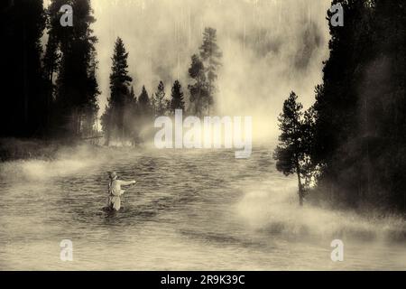 Pesca con la mosca sul fiume Madison nella nebbia. Parco nazionale di Yellowstone, Wyoming (illustrazione fotografica) Fisherman aggiunto da una foto scattata appena a valle f Foto Stock