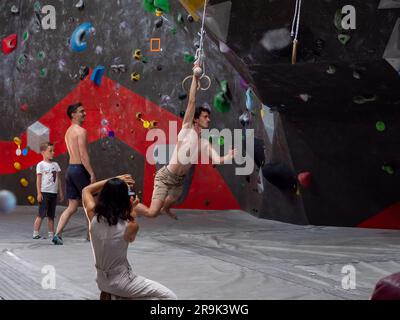 Caen, Francia, 24 giugno 2023. Sala sportiva Isatix a Caen per arrampicata su roccia e sport di svago attivi Foto Stock