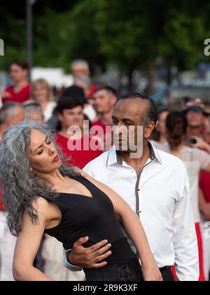 Caen, Francia, 21 giugno 2023. Una celebrazione della musica per le strade della città di Caen in Normandia, ballando in coppia il tango argentino Foto Stock