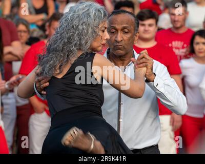 Caen, Francia, 21 giugno 2023. Una celebrazione della musica per le strade della città di Caen in Normandia, ballando in coppia il tango argentino Foto Stock