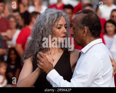 Caen, Francia, 21 giugno 2023. Una celebrazione della musica per le strade della città di Caen in Normandia, ballando in coppia il tango argentino Foto Stock