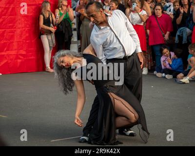 Caen, Francia, 21 giugno 2023. Una celebrazione della musica per le strade della città di Caen in Normandia, ballando in coppia il tango argentino Foto Stock