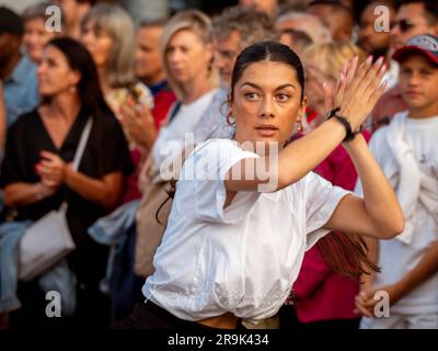 Caen, Francia 21 giugno 2023 Festival di musica per le strade della città di Caen in Normandia, una giovane bella ragazza di sigillante che balla per le strade del Foto Stock