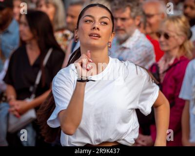 Caen, Francia 21 giugno 2023 Festival di musica per le strade della città di Caen in Normandia, una giovane bella ragazza di sigillante che balla per le strade del Foto Stock