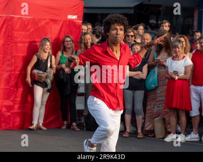 Caen, Francia, 21 giugno 2023. Una celebrazione della musica per le strade della città di Caen in Normandia, una coppia che balla nel centro della città in colorati cos Foto Stock