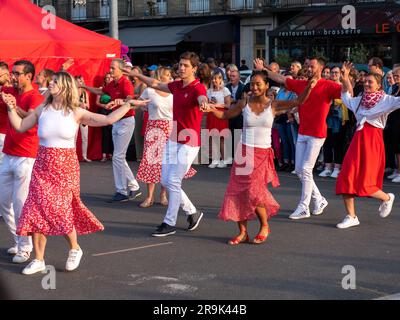 Caen, Francia, 21 giugno 2023. Una celebrazione della musica per le strade della città di Caen in Normandia, una coppia che balla nel centro della città in colorati cos Foto Stock