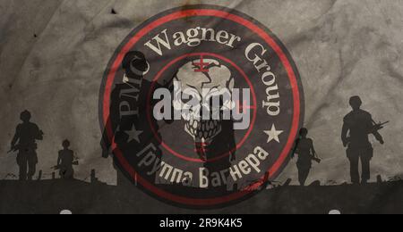 War Wagner Group, ombra dei soldati sul campo di battaglia sulla bandiera sporca PMC Wagner, crisi tra Russia e Wagner Foto Stock
