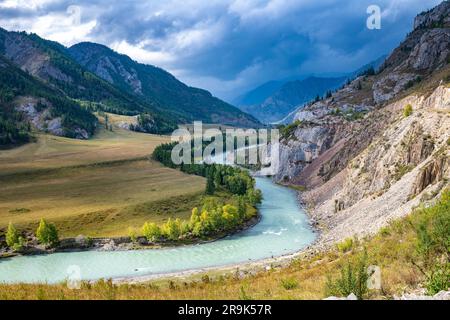 Vista del fiume Chuya e delle montagne Altai. Repubblica Altaj, Siberia, Russia Foto Stock