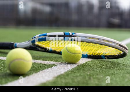 Primo piano di racchette da tennis e palle da tennis giacenti sul campo da tennis. sport, tennis e attività. Foto Stock