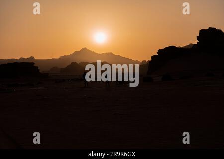 Il tramonto sul deserto di rum wadi Foto Stock