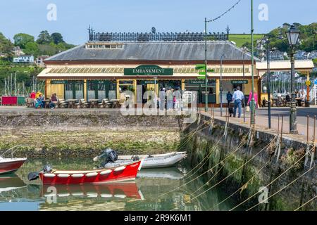 Barche ormeggiate nella vista interna del porto al bistro Embankment Cafe, Dartmouth, Devon, Inghilterra, Regno Unito Foto Stock