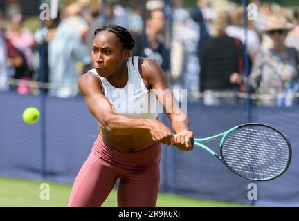 Coco Gauff (Cori Dionne Gauff - USA) sui campi di pratica prima di giocare il secondo giorno del Rothesay International, al Devonshire Park, Eastbourne, Regno Unito, il 27 giugno 2023. Foto Stock