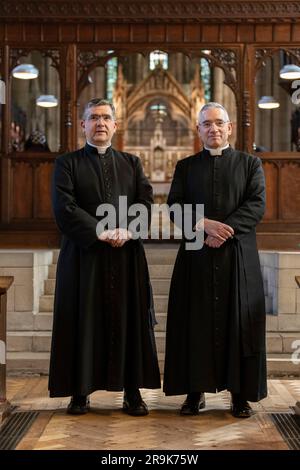 Padre John Brucciani e padre Robert Brucciani alla Chiesa della Santa Croce, Woking, Surrey, Inghilterra, Regno Unito Foto Stock