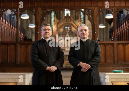 Padre John Brucciani e padre Robert Brucciani alla Chiesa della Santa Croce, Woking, Surrey, Inghilterra, Regno Unito Foto Stock