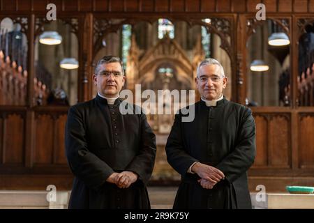 Padre John Brucciani e padre Robert Brucciani alla Chiesa della Santa Croce, Woking, Surrey, Inghilterra, Regno Unito Foto Stock