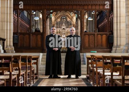 Padre John Brucciani e padre Robert Brucciani alla Chiesa della Santa Croce, Woking, Surrey, Inghilterra, Regno Unito Foto Stock