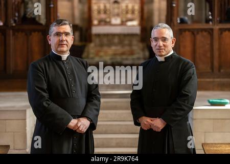 Padre John Brucciani e padre Robert Brucciani alla Chiesa della Santa Croce, Woking, Surrey, Inghilterra, Regno Unito Foto Stock