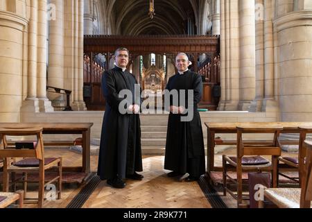 Padre John Brucciani e padre Robert Brucciani alla Chiesa della Santa Croce, Woking, Surrey, Inghilterra, Regno Unito Foto Stock