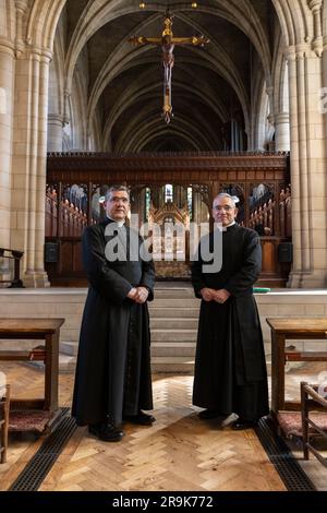 Padre John Brucciani e padre Robert Brucciani alla Chiesa della Santa Croce, Woking, Surrey, Inghilterra, Regno Unito Foto Stock