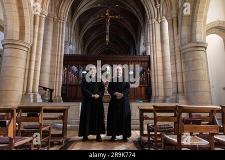 Padre John Brucciani e padre Robert Brucciani alla Chiesa della Santa Croce, Woking, Surrey, Inghilterra, Regno Unito Foto Stock