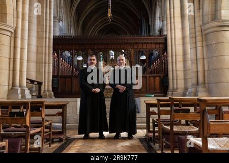 Padre John Brucciani e padre Robert Brucciani alla Chiesa della Santa Croce, Woking, Surrey, Inghilterra, Regno Unito Foto Stock