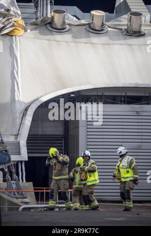 Fireman assiste alla scena della O2 Arena, dove la tela cerata è stata strappata a causa della tempesta Eunice venerdì 18 febbraio 2022 Foto Stock