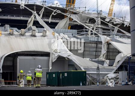 Fireman assiste alla scena della O2 Arena, dove la tela cerata è stata strappata a causa della tempesta Eunice venerdì 18 febbraio 2022 Foto Stock