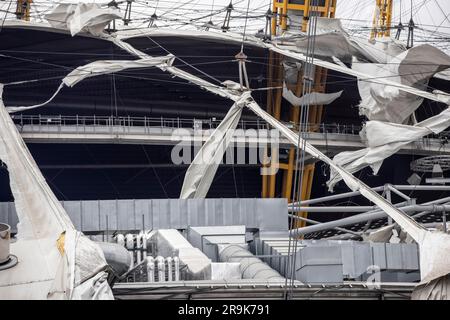 Fireman assiste alla scena della O2 Arena, dove la tela cerata è stata strappata a causa della tempesta Eunice venerdì 18 febbraio 2022 Foto Stock