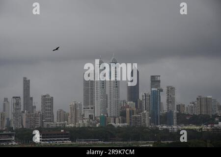 Le nuvole monsoniche si radunano sul paesaggio urbano di Mumbai. L'allarme "arancione" (pioggia intensa) è stato annunciato per martedì e mercoledì (27 e 28 giugno 2023) in città. Foto Stock