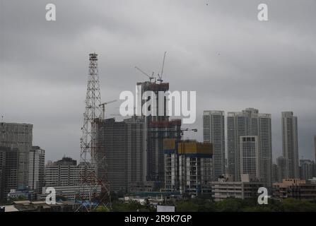 Mumbai, India. 27 giugno 2023. Le nuvole monsoniche si radunano sul paesaggio urbano di Mumbai. L'allarme "arancione" (pioggia intensa) è stato annunciato per martedì e mercoledì (27 e 28 giugno 2023) in città. (Foto di Ashish Vaishnav/SOPA Images/Sipa USA) credito: SIPA USA/Alamy Live News Foto Stock