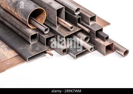tubi con profilo in metallo di forme diverse su sfondo bianco Foto Stock