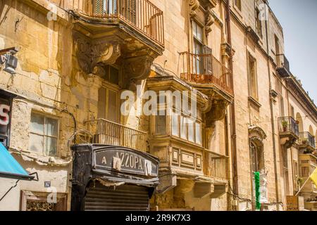 Case a schiera e balconi a la Valletta Malta Foto Stock