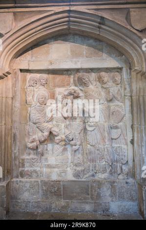 I rilievi di Chichester. Un pannello in pietra scolpita nella cattedrale di Chichester risalente al 1125 d.C. circa raffigurante l'innalzamento di Lazzaro. Inghilterra, Regno Unito Foto Stock