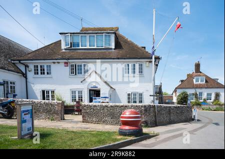 Ufficio del porto di Chichester a West Itchenor. Chichester, West Sussex, Inghilterra, Regno Unito Foto Stock