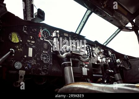 Buenos Aires, Buenos Aires, Brasile. 27 giugno 2023. Lo Skyvan corto, che era il PA-51 della Prefettura Navale Argentina (PNA), Sbarcati questo sabato all'Aeroparque Jorge Newbery dopo quasi 30 anni fuori dal paese. È stato l'ultimo luogo in cui i dodici rapiti dalla Chiesa di Santa Croce erano vivi prima che i repressori li gettassero nelle fredde acque del Mar Argentino durante la theÂ dittatura civile militare argentina Il sistema giudiziario argentino ha confermato che è l'aereo utilizzato dalla Marina per lanciare tre madri di Plaza de Mayo e le suore francesi nella S Foto Stock