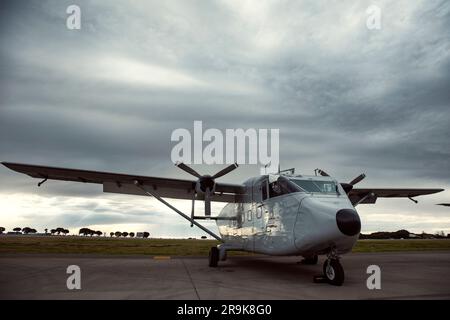 Buenos Aires, Buenos Aires, Brasile. 27 giugno 2023. Lo Skyvan corto, che era il PA-51 della Prefettura Navale Argentina (PNA), Sbarcati questo sabato all'Aeroparque Jorge Newbery dopo quasi 30 anni fuori dal paese. È stato l'ultimo luogo in cui i dodici rapiti dalla Chiesa di Santa Croce erano vivi prima che i repressori li gettassero nelle fredde acque del Mar Argentino durante la theÂ dittatura civile militare argentina Il sistema giudiziario argentino ha confermato che è l'aereo utilizzato dalla Marina per lanciare tre madri di Plaza de Mayo e le suore francesi nella S Foto Stock