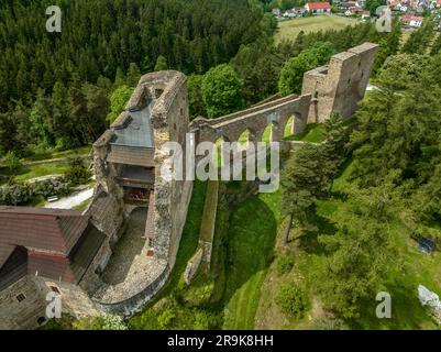 Vista aerea del castello di Velhartice in Boemia con due palazzi gotici collegati da un ponte in pietra unico Foto Stock