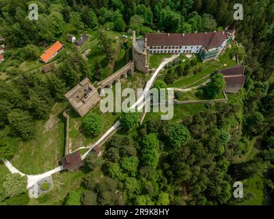 Vista aerea del castello di Velhartice in Boemia con due palazzi gotici collegati da un ponte in pietra unico Foto Stock