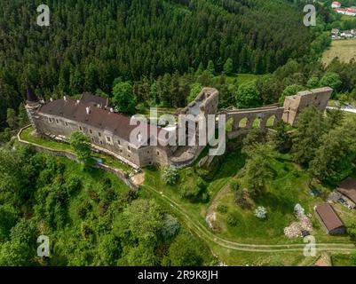 Vista aerea del castello di Velhartice in Boemia con due palazzi gotici collegati da un ponte in pietra unico Foto Stock