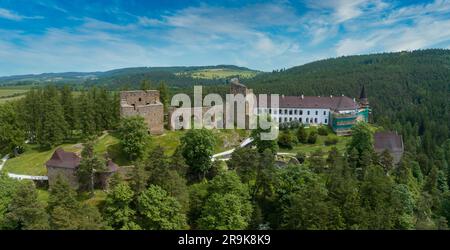 Vista aerea del castello di Velhartice in Boemia con due palazzi gotici collegati da un ponte in pietra unico Foto Stock